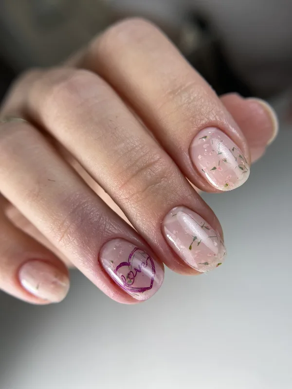Nude νύχια με διακριτικά σχέδια και glitter