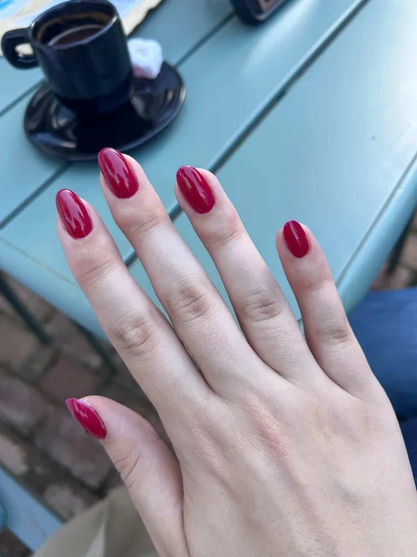 Βυσσινί gloss σε μακριά νύχια
