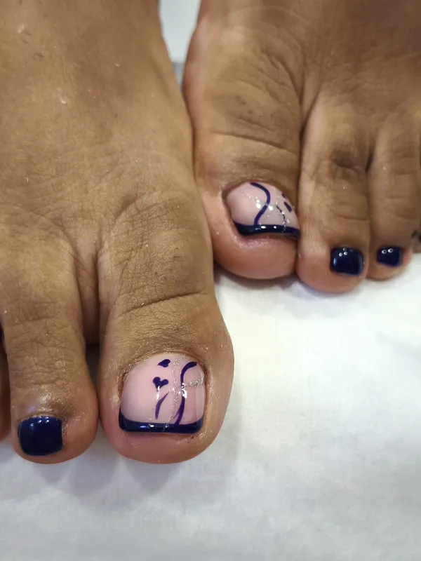 Pedicure σε σκούρο χρώμα με σχέδιο